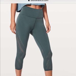 NWT lululemon reveal crop interconnect Sz 10 teal